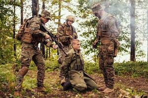 soldats équipe a été Capturer vivant terroriste et interrogatoire leur sur leur sur spécial tactique violent façon photo