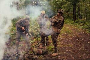 soldats équipe a été Capturer vivant terroriste et interrogatoire leur sur leur sur spécial tactique violent façon photo