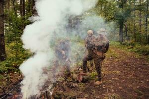 soldats équipe a été Capturer vivant terroriste et interrogatoire leur sur leur sur spécial tactique violent façon photo