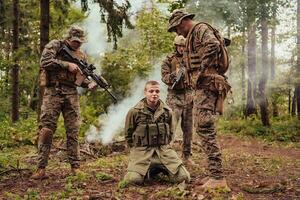 soldats équipe a été Capturer vivant terroriste et interrogatoire leur sur leur sur spécial tactique violent façon photo