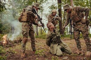 soldats équipe a été Capturer vivant terroriste et interrogatoire leur sur leur sur spécial tactique violent façon photo