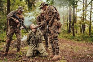 soldats équipe a été Capturer vivant terroriste et interrogatoire leur sur leur sur spécial tactique violent façon photo