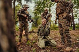 soldats équipe a été Capturer vivant terroriste et interrogatoire leur sur leur sur spécial tactique violent façon photo