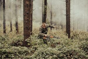 soldats équipe a été Capturer vivant terroriste et interrogatoire leur sur leur sur spécial tactique violent façon photo