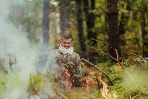 en colère terroriste militant guérilla soldat guerrier dans forêt photo