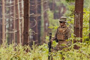 une moderne guerre soldat sur guerre devoir dans dense et dangereux forêt domaines. dangereux militaire porter secours opérations photo