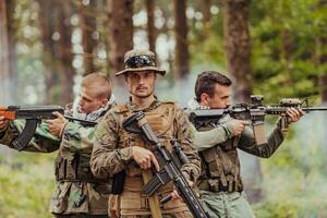 monter de soldats dans opposé côtés célébrer paix après bataille photo