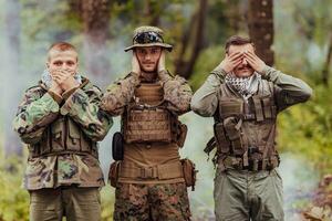 groupe de soldats dans opposé côtés célébrer paix après bataille par montrant aveugle muet et sourd symboles photo