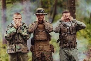 groupe de soldats dans opposé côtés célébrer paix après bataille par montrant aveugle muet et sourd symboles photo