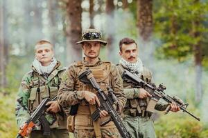 monter de soldats dans opposé côtés célébrer paix après bataille photo