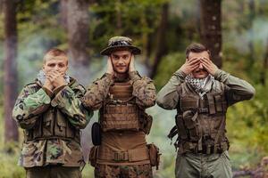 groupe de soldats dans opposé côtés célébrer paix après bataille par montrant aveugle muet et sourd symboles photo