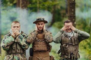 groupe de soldats dans opposé côtés célébrer paix après bataille par montrant aveugle muet et sourd symboles photo