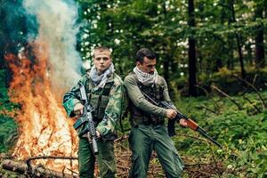 en colère terroriste militant guérilla soldat guerrier dans forêt photo