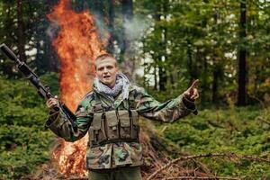 en colère terroriste militant guérilla soldat guerrier dans forêt photo