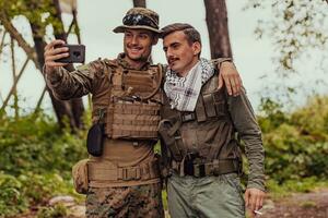 équipe de soldats et terroriste prise selfie avec téléphone intelligent dans le forêt photo