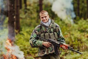 en colère terroriste militant guérilla soldat guerrier dans forêt photo