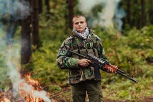 en colère terroriste militant guérilla soldat guerrier dans forêt photo