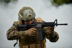 Soldat en action visant l'optique de visée laser de l'arme photo