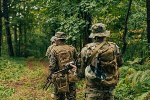 moderne guerre soldats équipe fonctionnement comme équipe dans bataille formation photo