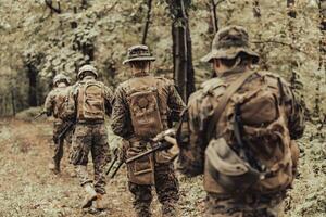 moderne guerre soldats équipe fonctionnement comme équipe dans bataille formation photo