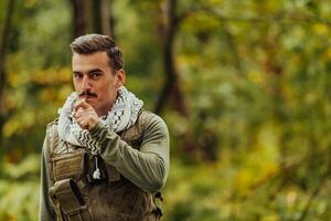 terroriste avoir une Pause et fumée cigarette dans forêt pendant bataille photo