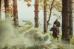 une groupe de moderne guerre soldats est combat une guerre dans dangereux éloigné forêt domaines. une groupe de soldats est combat sur le ennemi ligne avec moderne armes. le concept de guerre et militaire conflits photo