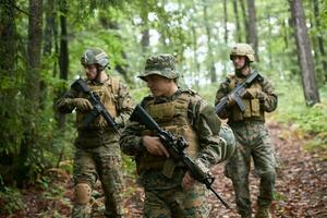 soldats équipe détendu en marchant photo