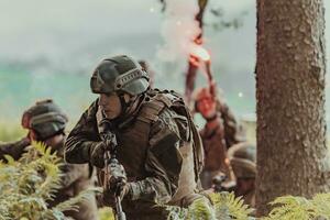 une groupe de moderne guerre soldats est combat une guerre dans dangereux éloigné forêt domaines. une groupe de soldats est combat sur le ennemi ligne avec moderne armes. le concept de guerre et militaire conflits photo