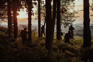 une groupe de moderne guerre soldats est combat une guerre dans dangereux éloigné forêt domaines. une groupe de soldats est combat sur le ennemi ligne avec moderne armes. le concept de guerre et militaire conflits photo