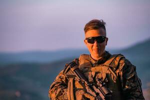 soldat portrait sur le coucher du soleil local héros Urbain Légende authentique photo