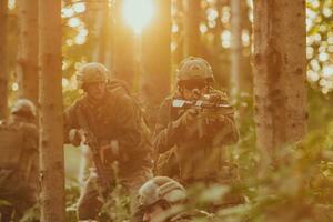 une groupe de moderne guerre soldats est combat une guerre dans dangereux éloigné forêt domaines. une groupe de soldats est combat sur le ennemi ligne avec moderne armes. le concept de guerre et militaire conflits photo