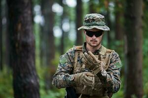 soldat préparant l'équipement tactique et de communication pour la bataille d'action photo
