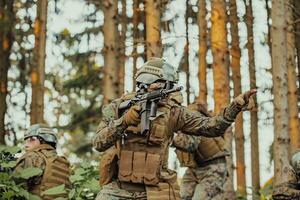 une groupe de moderne guerre soldats est combat une guerre dans dangereux éloigné forêt domaines. une groupe de soldats est combat sur le ennemi ligne avec moderne armes. le concept de guerre et militaire conflits photo