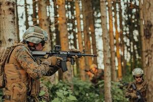 une moderne guerre soldat sur guerre devoir dans dense et dangereux forêt domaines. dangereux militaire porter secours opérations photo