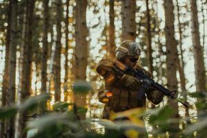 une moderne guerre soldat sur guerre devoir dans dense et dangereux forêt domaines. dangereux militaire porter secours opérations photo