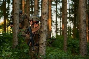 escouade de soldats se détendant photo