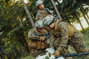 moderne guerre soldats équipe sont en utilisant drone pour repérage et surveillance pendant militaire opération dans le forêt. photo