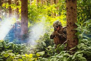 une moderne guerre soldat sur guerre devoir dans dense et dangereux forêt domaines. dangereux militaire porter secours opérations photo