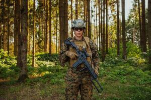 une moderne guerre soldat sur guerre devoir dans dense et dangereux forêt domaines. dangereux militaire porter secours opérations photo