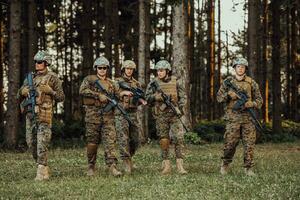 une groupe de moderne guerre soldats est combat une guerre dans dangereux éloigné forêt domaines. une groupe de soldats est combat sur le ennemi ligne avec moderne armes. le concept de guerre et militaire conflits photo