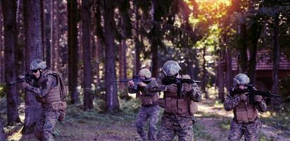 escouade de soldats de la guerre moderne au combat photo