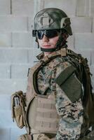 soldat en train de préparer tactique protecteur et la communication équipement pour action bataille photo