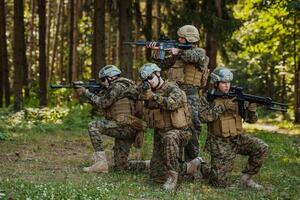 soldat combattants permanent ensemble avec des fusils. groupe portrait de nous armée élite membres, privé militaire entreprise les militaires, anti terroriste équipe photo