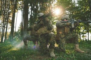 soldats combattants debout ensemble photo