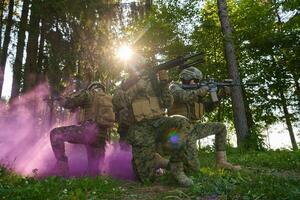 soldats combattants debout ensemble photo