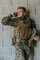 soldat en utilisant téléphone intelligent et appel Accueil famille et copains photo