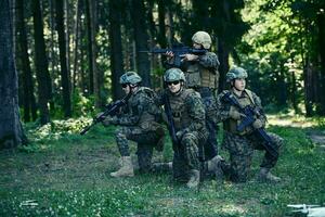 soldats combattants debout ensemble photo