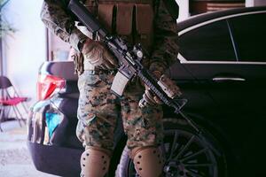 soldat protégeant un véhicule blindé de luxe à l'épreuve des balles photo