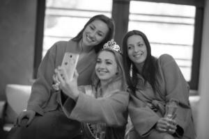 filles faisant selfie à l'enterrement de vie de jeune fille photo