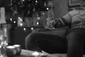 heureux jeune homme avec une coupe de champagne photo